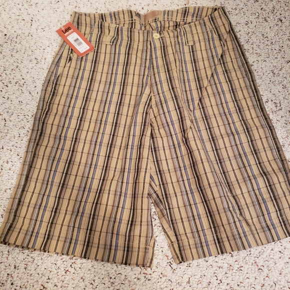 Lee - Picture 3 of 5